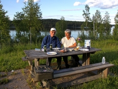 Kvällsfika medan storlommarna ropar. Barken, Dalarna.