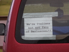 Kan man misstänka att italienare var tröttta på att svara på frågor om Berlusconi?