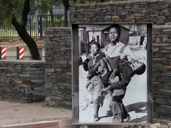 Hector Pieterson Memorial 1976. Hector var en av  ca 20 barn som sköts av polis när de protesterade  mot Afrikaans som officiellt  språk i skolan.  Fotografen Sam Nzima tog bilden. Flickan är Hectors lillasyster.