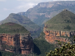 Three Rondavels är tre stora bergsspiralerpå den ena sidan av Blyde River Canyon. "Rondavel" är en traditionell rund hydda med halmtak.