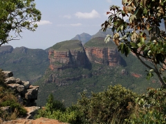 Blyde River Canyon. De tre välkända gigantiska topparna av kvartsit och skiffer med sina blottade bergväggar tornar upp sig mer än 700 m över det omgivande landskapet. Dessa toppar är uppkallade efter de tre mest besvärliga av hövding Maripi Mashiles fruar.