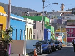 Bo-Kaap är en stadsdel i Kapstaden som uppstått i en säregen blandning av handelsmän och slavar från olika delar av främst Asien . Invandringen har skett främst  på holländskt initiativ och islam har blivit en enande faktor. Färgglada fasader bland vindlande branta stenlagda gator  har skapat en  unik miljö.