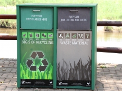 "Big 5 of Recycling". Här fanns en utmärkt restaurang och en fin park med savannkungsfiskare, en helgalen gulnäbbstoko, hadadaibis m.m. Savannkungsfiskaren stannade tyvärr envist kvar högt uppe i trädkronorna.