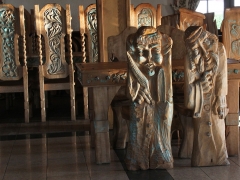 6/6 Här ett par enormt tunga matsalsstolar utsnidade som skulpturer. Hotell Bartlowizna.